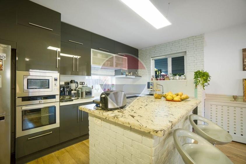 Casă individuală cu 7 camere cu Teren 1106 Mp în Stupini