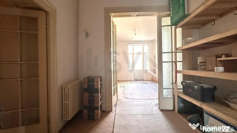 Apartament cu 5 camere semidecomandat în Universitate