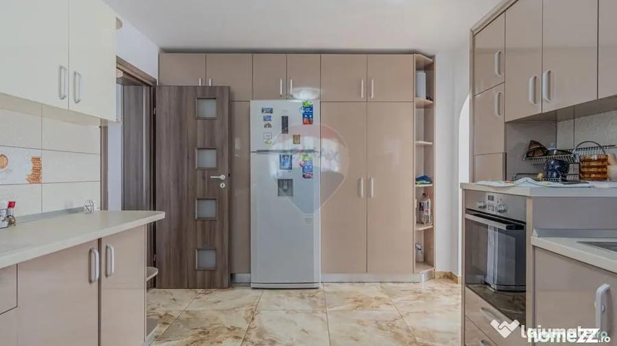 Casă cu 10 camere cu Teren 1074 Mp în Moieciu