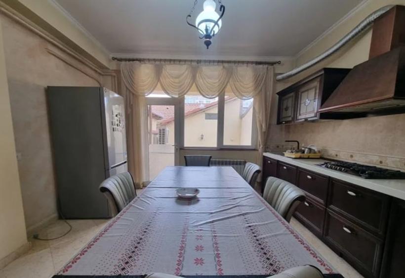 Spațiu comercial, de 600 mp, în Trocadero