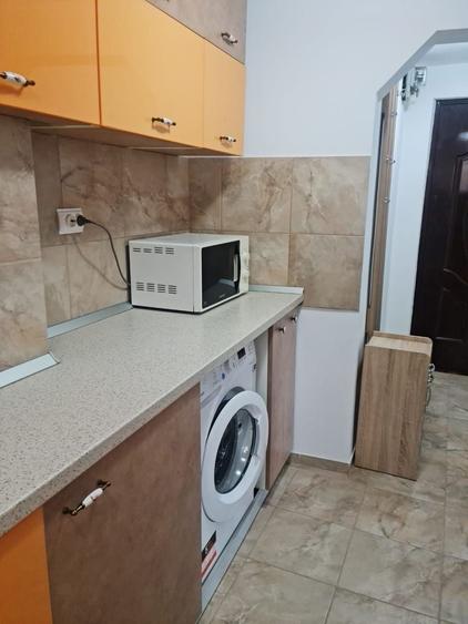 Apartament cu 2 camere semidecomandat, mobilat în P-ța Victoriei
