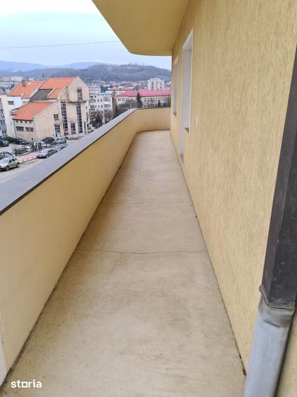 Casă cu 6 camere cu Teren 1000 Mp în Central