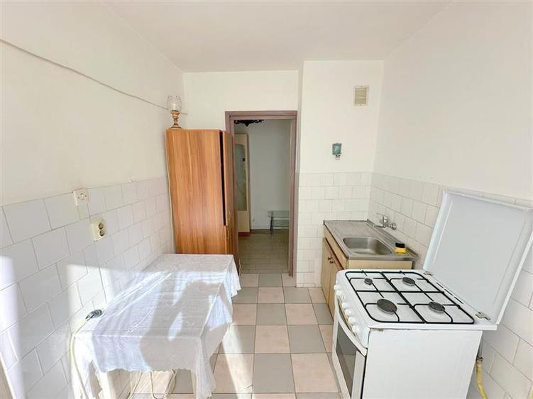 Apartament cu 3 camere semidecomandat în Narcisa