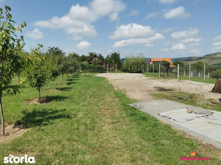 Teren de 665 mp, în Roșia