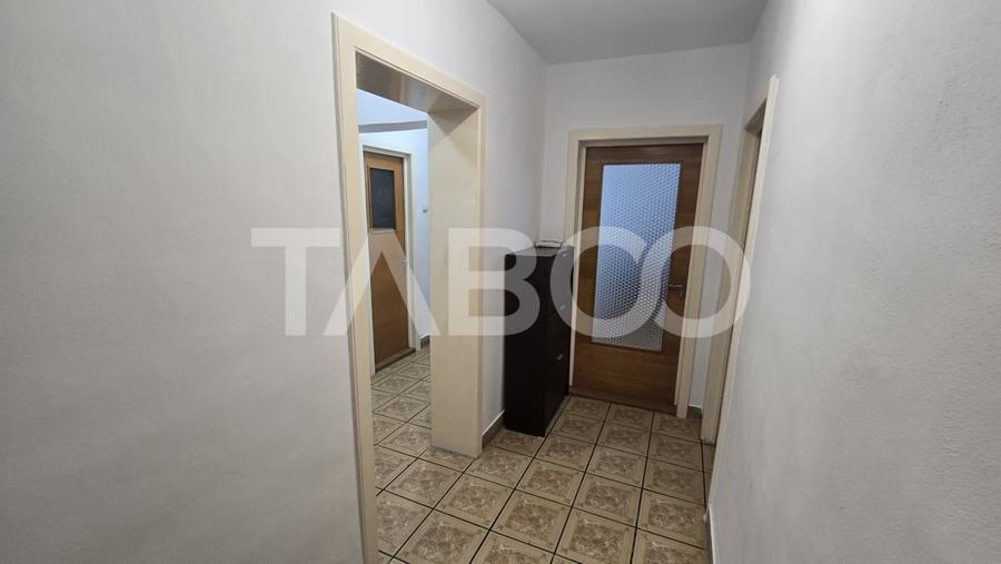 Apartament cu 3 camere decomandat, mobilat în Central