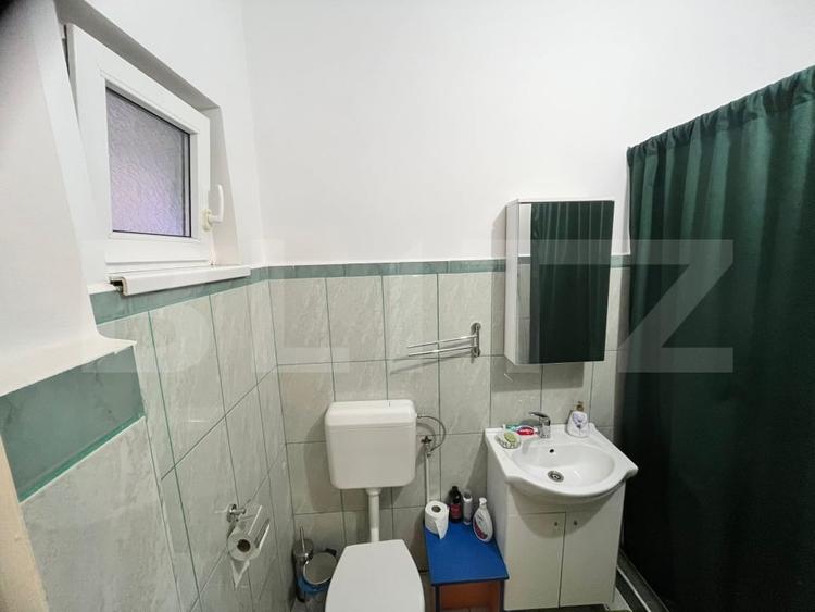 Casă individuală cu 8 camere cu Canalizare în Cetate