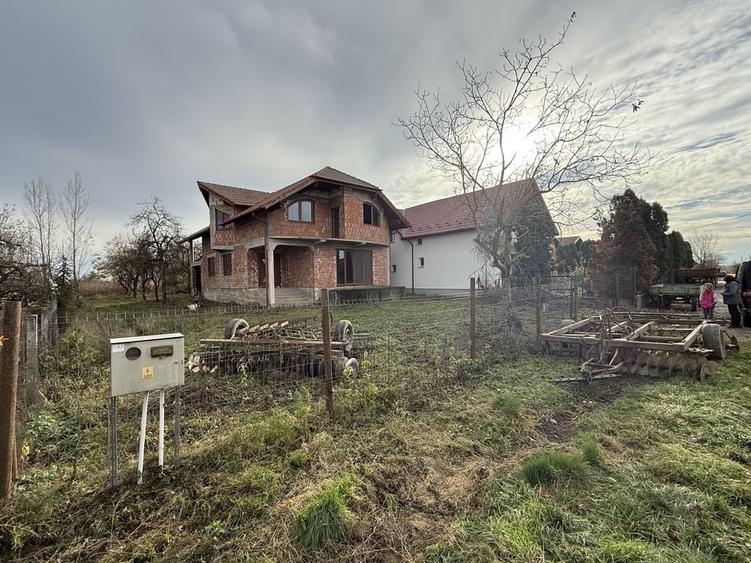 Casă cu 4 camere decomandat în Central