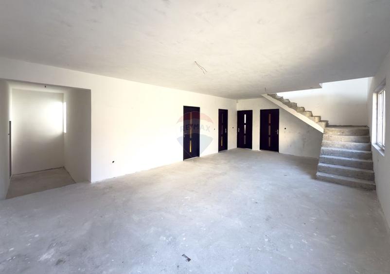 Casă cu 8 camere cu Teren 440 Mp în Central