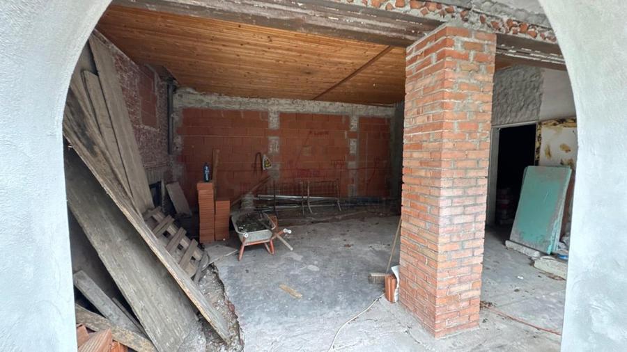 Casă individuală cu 11 camere cu Canalizare în Dristor