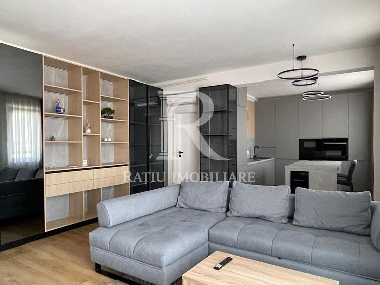 Apartament cu 3 camere semidecomandat, mobilat în Central