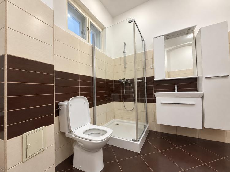 Casă individuală cu 10 camere cu Canalizare în Lunei