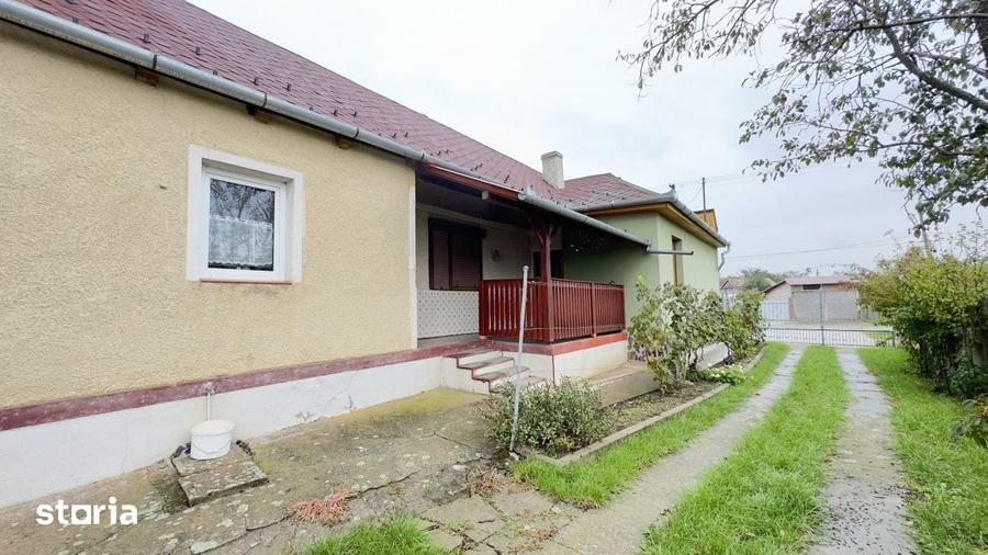 Casă cu 4 camere cu Teren 3405 Mp în Petrești