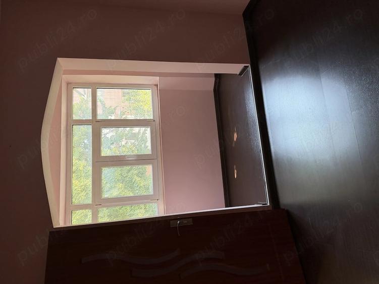 Apartament cu 3 camere semidecomandat în Tineretului
