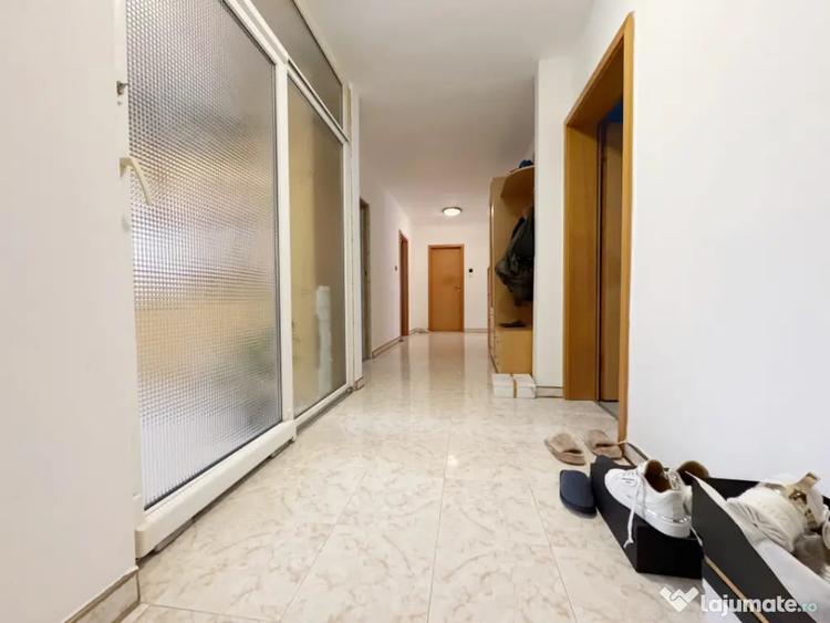 Apartament cu 3 camere decomandat, mobilat în Soarelui