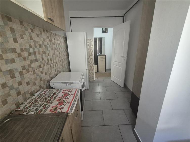 Apartament cu 3 camere semidecomandat în Dacia