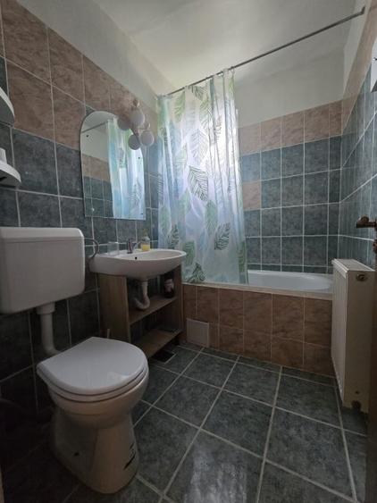 Apartament cu 3 camere semidecomandat, mobilat în Central