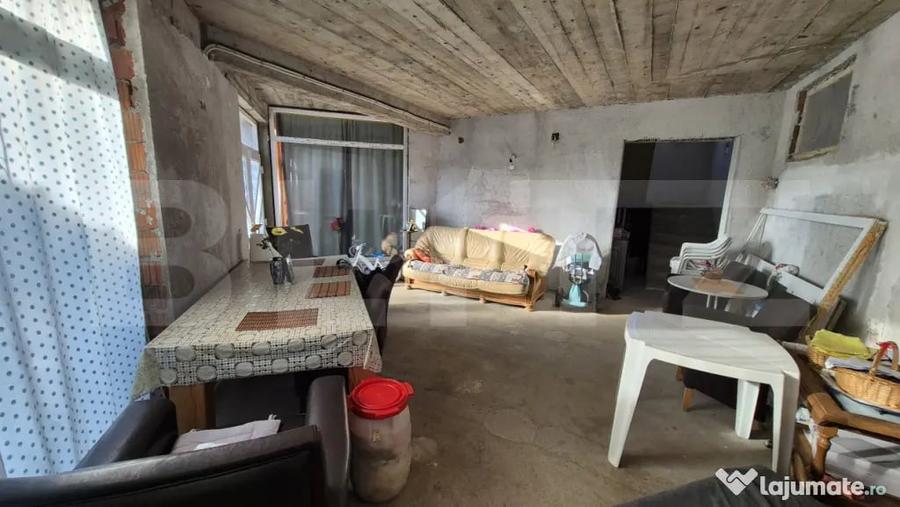 Casă cu 5 camere cu Teren 496 Mp în Cloșca