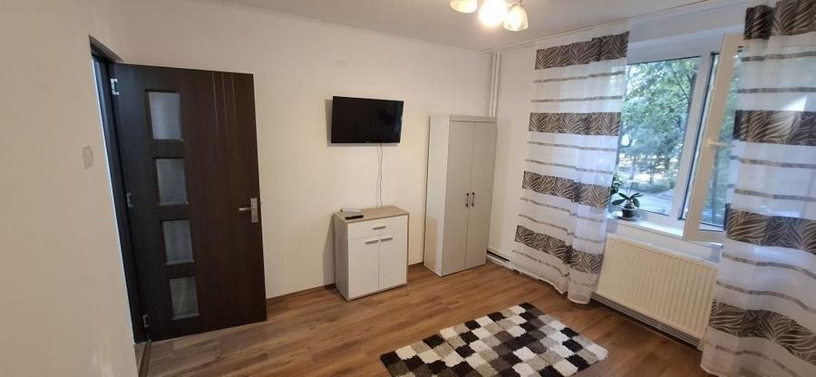 Apartament cu 2 camere semidecomandat în Craiovei