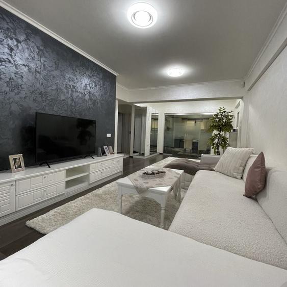 Apartament cu 3 camere decomandat în Exterior Vest