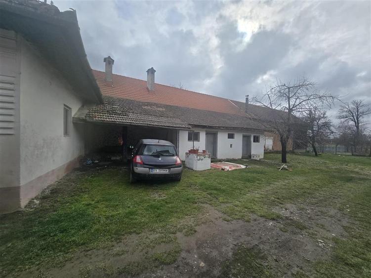 Casă individuală cu 5 camere cu Teren 2000 Mp în Recea