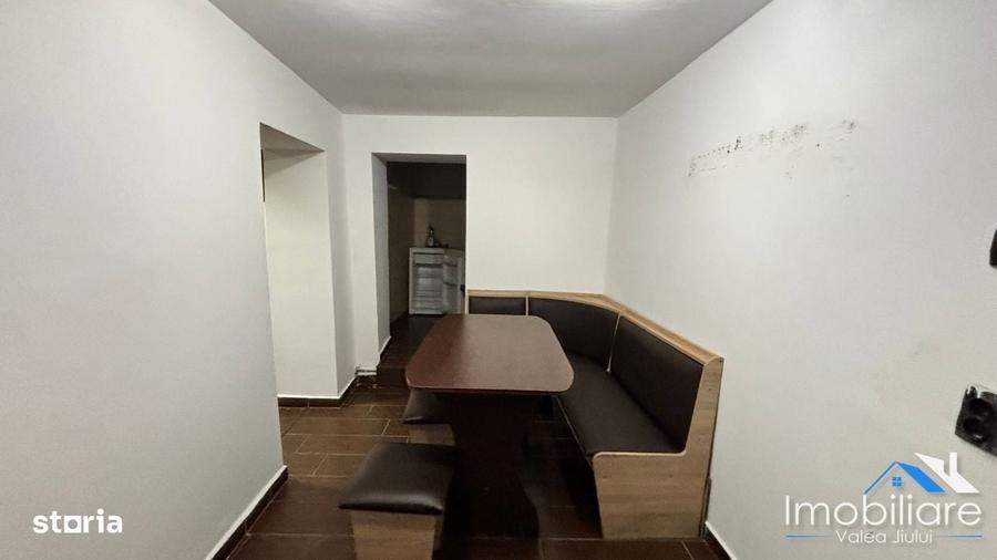 Casă cu 4 camere decomandat în Petros