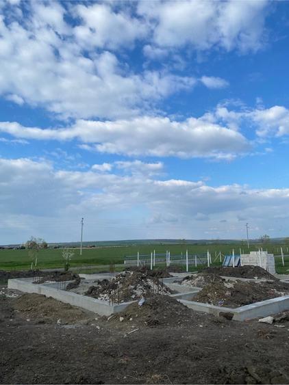 Casă cu Teren 685 Mp în Izvin