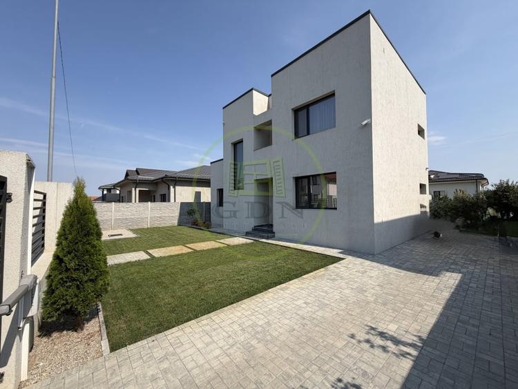 Casă individuală cu 4 camere cu Canalizare în Preajba