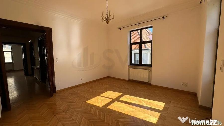 Apartament cu 7 camere decomandat în Capitale