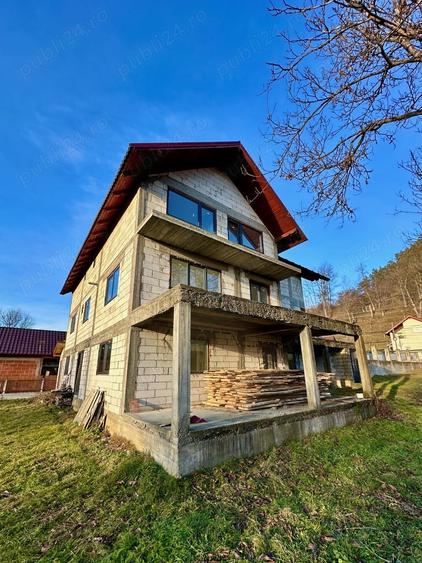 Casă cu 6 camere în Rozavlea