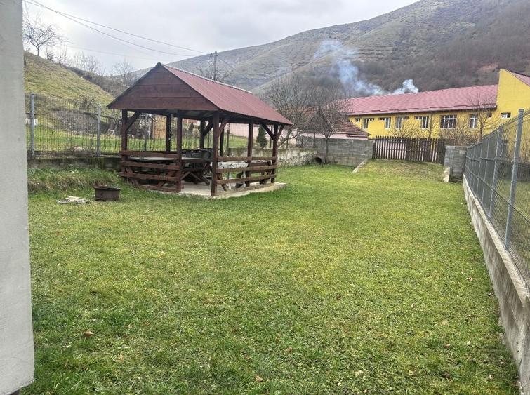 Casă individuală cu 4 camere cu Canalizare în Remeți