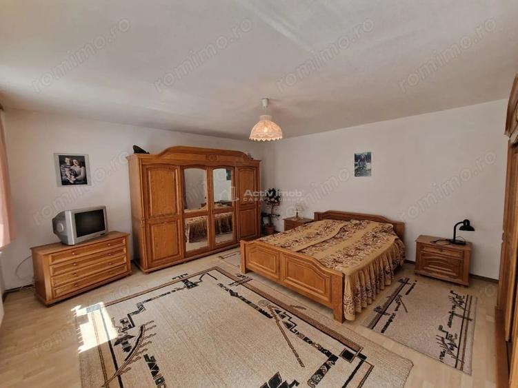 Casă cu 7 camere cu Teren 720 Mp în Vest