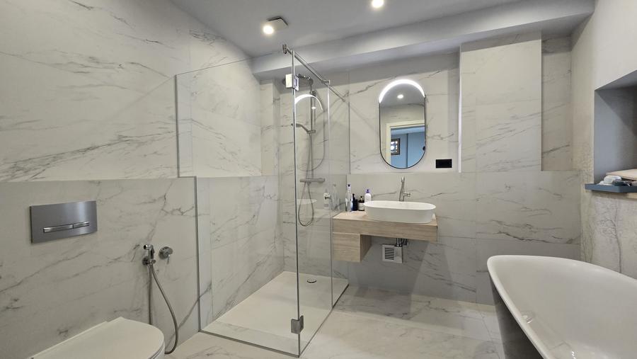 Casă individuală cu 11 camere cu Canalizare în Capitale