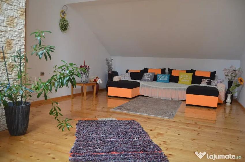 Casă cu 8 camere cu Teren 500 Mp în Central
