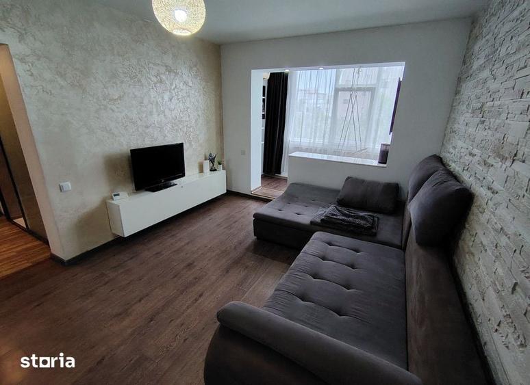 Apartament cu 3 camere semidecomandat în Podu Roș