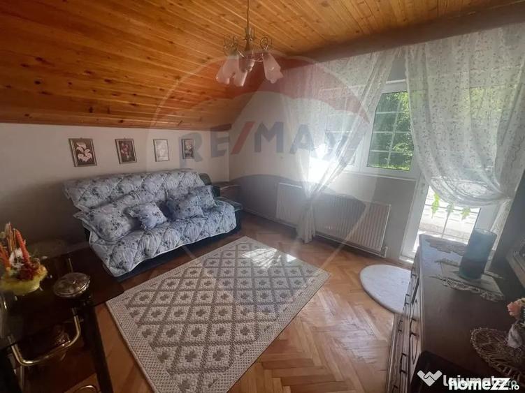 Casă cu 10 camere cu Teren 2362 Mp în Lepșa