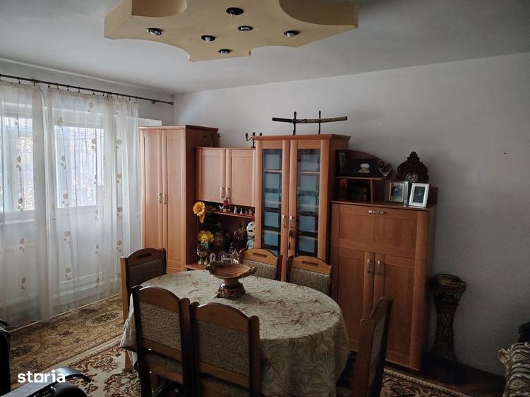 Apartament cu 3 camere decomandat în Lăpuș