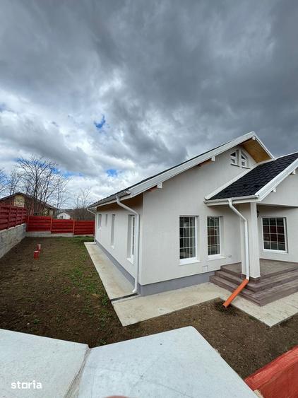 Casă cu 4 camere cu Teren 500 Mp în Podu Roș