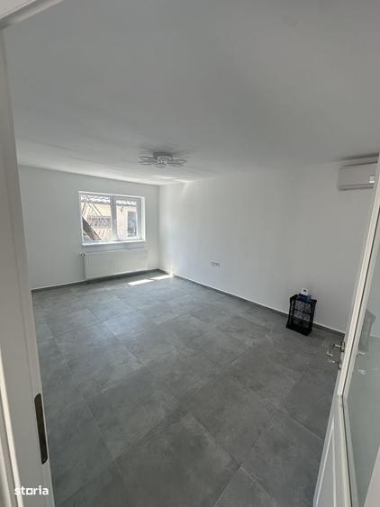 Casă cu 4 camere în Palazu Mare