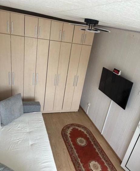 Apartament cu 2 camere semidecomandat, mobilat în Brotăcei