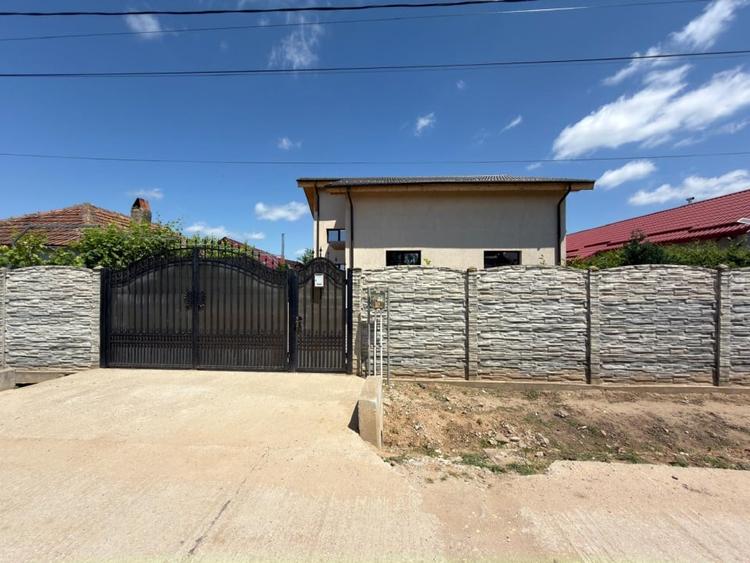 Casă individuală cu 5 camere cu Teren 725 Mp în Exterior Sud