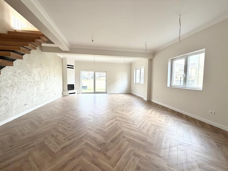 Duplex cu 5 camere cu Canalizare în Dumbrăvița