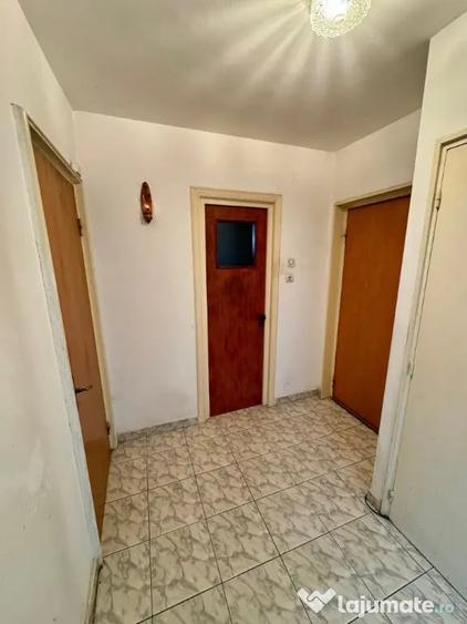 Apartament cu 3 camere semidecomandat în Berceni