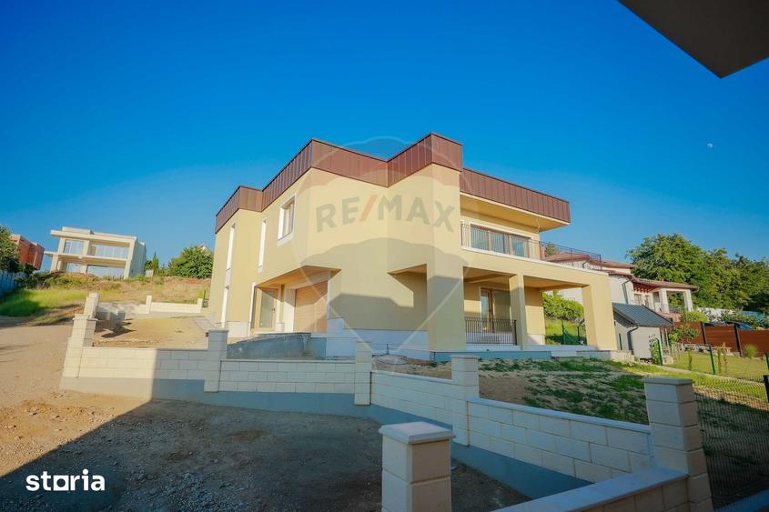Casă cu 6 camere cu Teren 700 Mp în Iorga