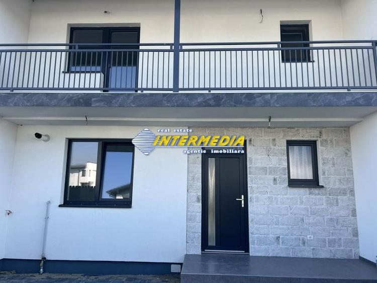 Casă individuală cu 4 camere cu Canalizare în Cetate