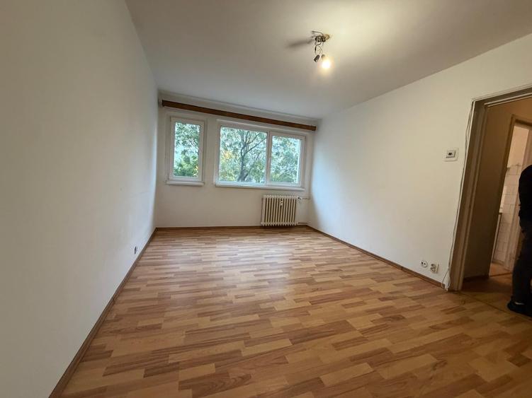 Apartament cu 3 camere semidecomandat în Titan