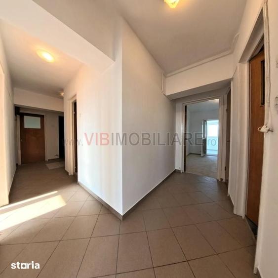 Apartament cu 4 camere decomandat în Romană
