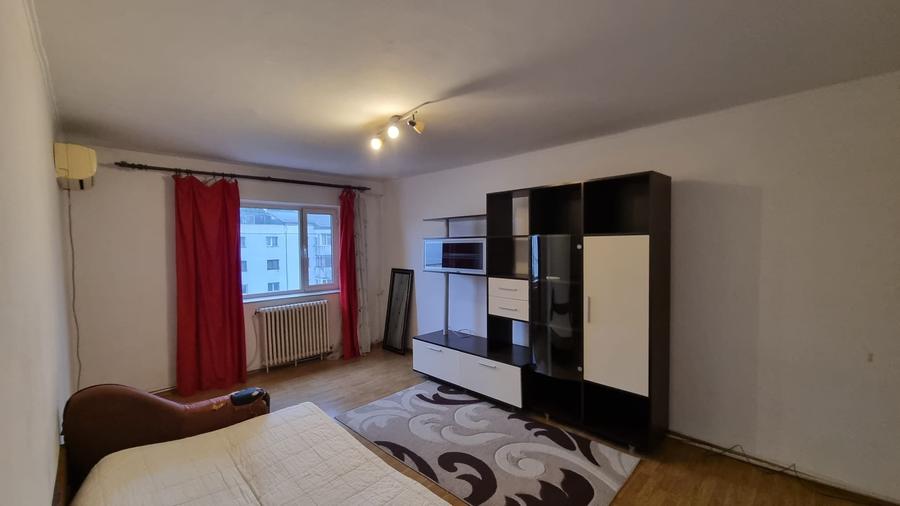 Apartament cu 3 camere decomandat în Nicolina