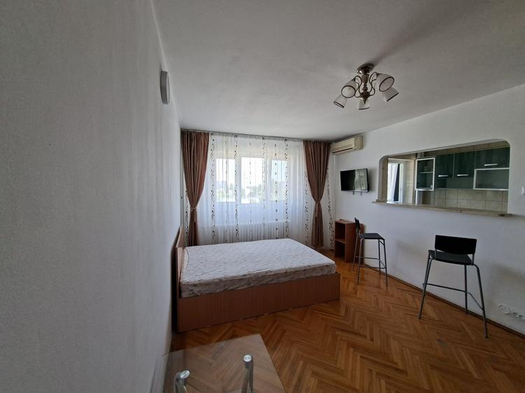 Garsonieră decomandată în Titan