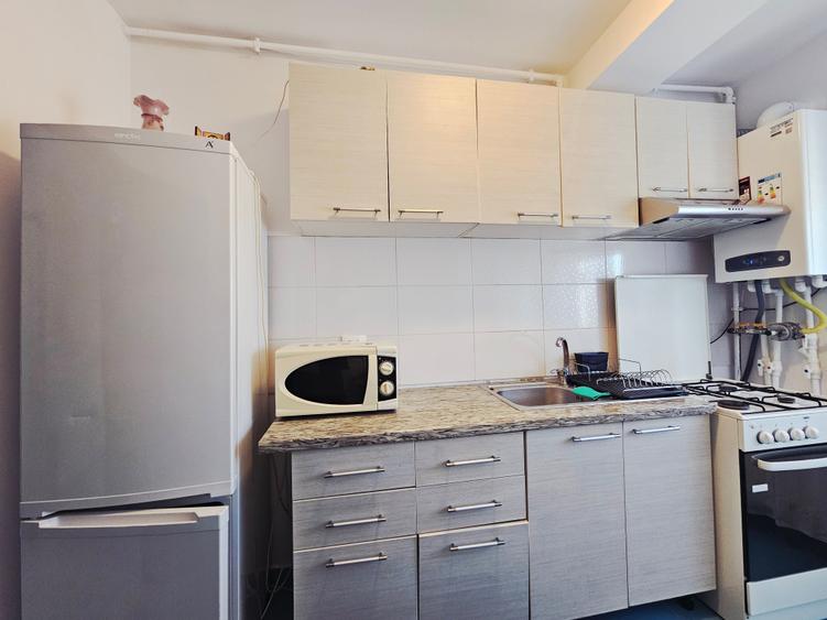 Apartament cu 3 camere semidecomandat, mobilat în Bucureștii Noi