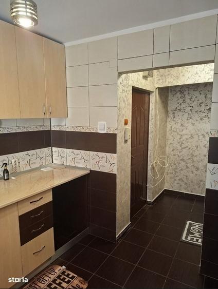 Apartament cu 3 camere semidecomandat în Calea Severinului